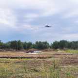 Ci troviamo in aperta campagna, in una vasta piana circondata da alberi di ulivo. Tra una serie di avvisi di lavori in corso ecco che ci appare il villaggio